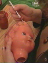 Reparatur des gebrochenen Puppenkopf